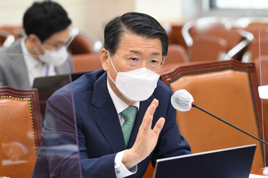 13일 은성수 금융위원장이 서울 여의도 국회에서 열린 정무위원회 전체회의에서 가상자산업 법안 관련 질의에 답변하고 있다. 연합뉴스.